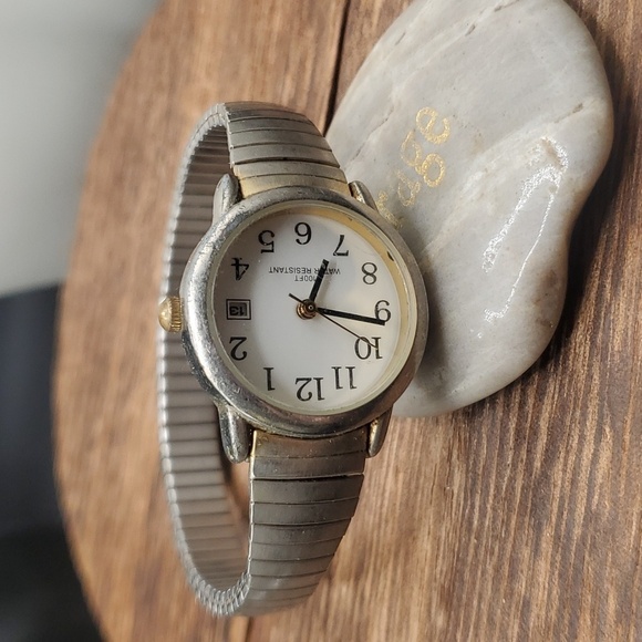 B0639‎ antique collectible watch needs batteries collectors look!
